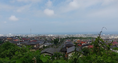 山側道路から市街地を望む