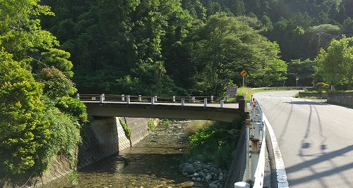 鮎川上流（大平田付近）の流れ。
